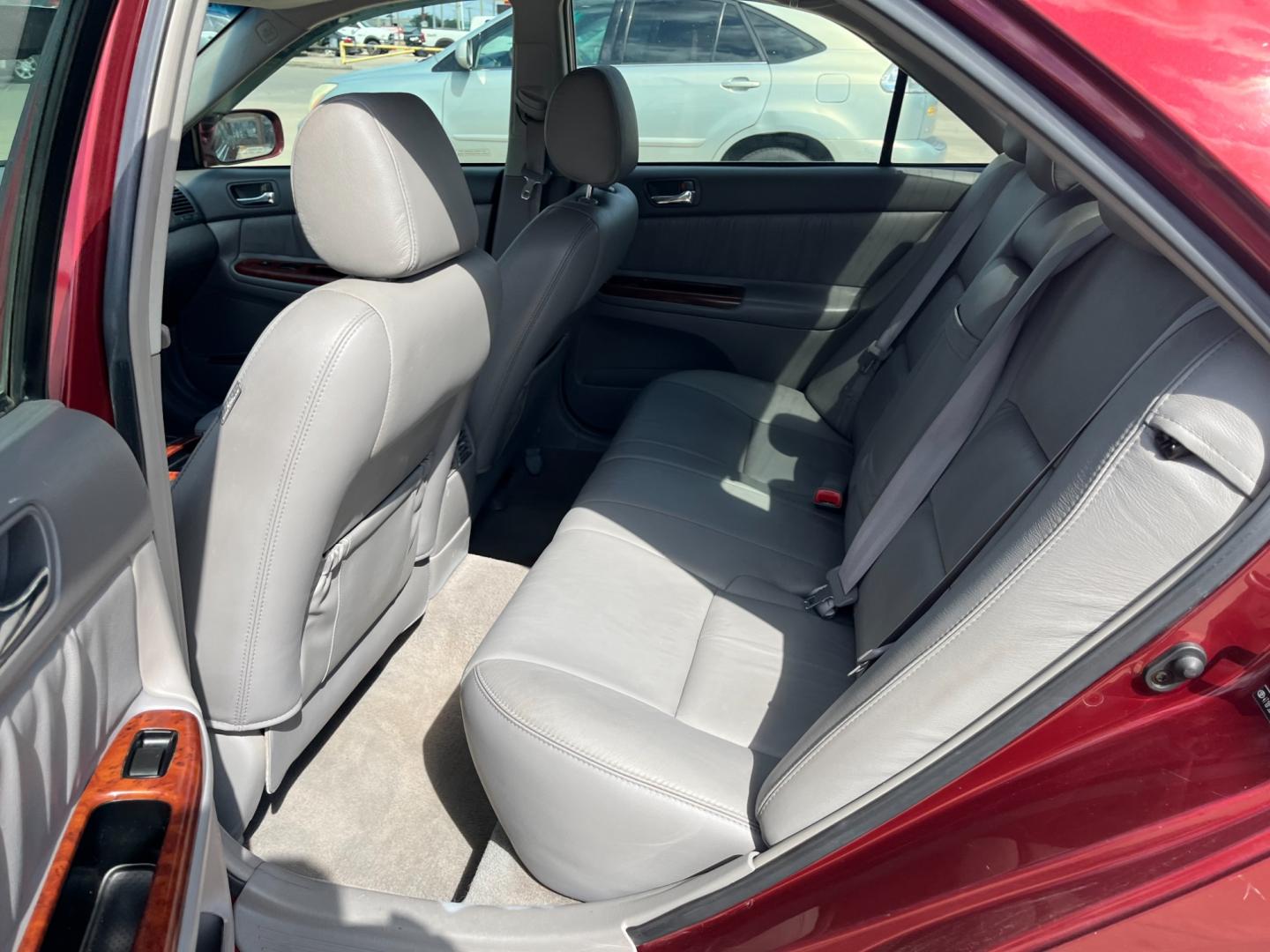 2006 red /TAN Toyota Camry LE V6 (4T1BF30KX6U) with an 3.0L V6 DOHC 24V engine, 5-Speed Automatic Overdrive transmission, located at 14700 Tomball Parkway 249, Houston, TX, 77086, (281) 444-2200, 29.928619, -95.504074 - Photo#9